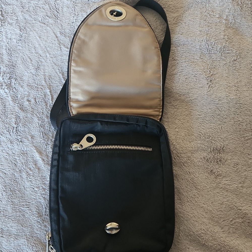 Baggallini Black Quilted Crossbody Bag - Picture 4 of 7